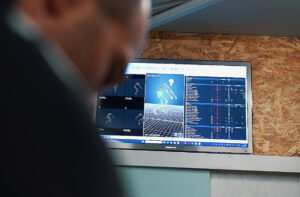 Computer screen showing the 3D motion analysis of a cyclist, performed with the STT Systems 3DMA to evaluate their posture and performance.
